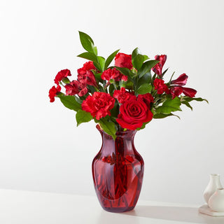 Beautiful Valentine's Day flower arrangement , the best gift 