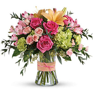 Deluxe flower bouquet with pink roses. 